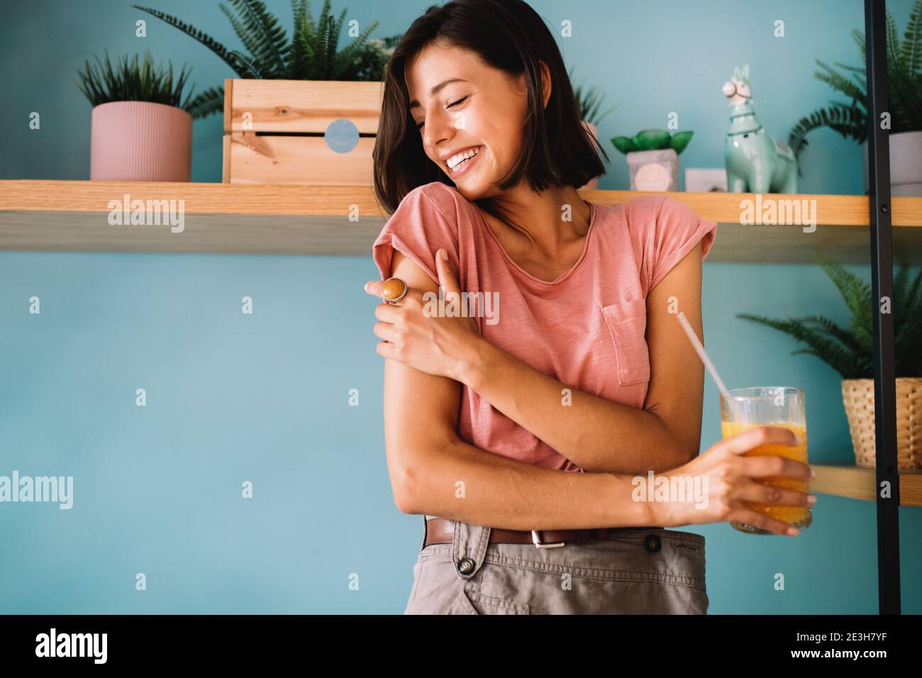 Frau trinkt frischen Rohsaft. Gesunder Lebensstil Stockfoto