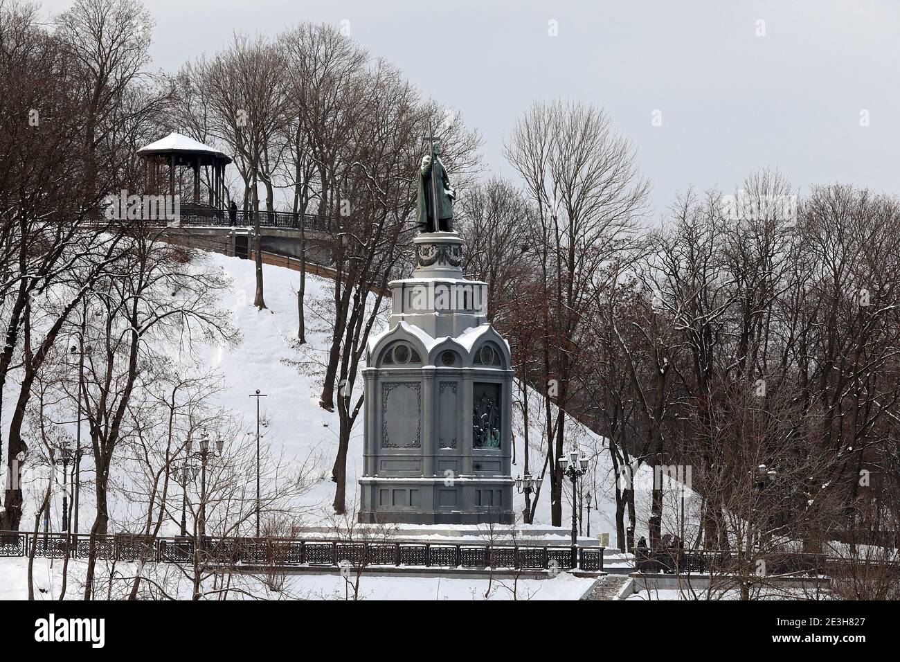 Nicht exklusiv: KIEW, UKRAINE - 18. JANUAR 2021 - die Statue von St. Wolodymyr aus dem Jahr 1853 ist eines der ältesten Denkmäler, Kiew, Hauptstadt der Ukraine. Stockfoto