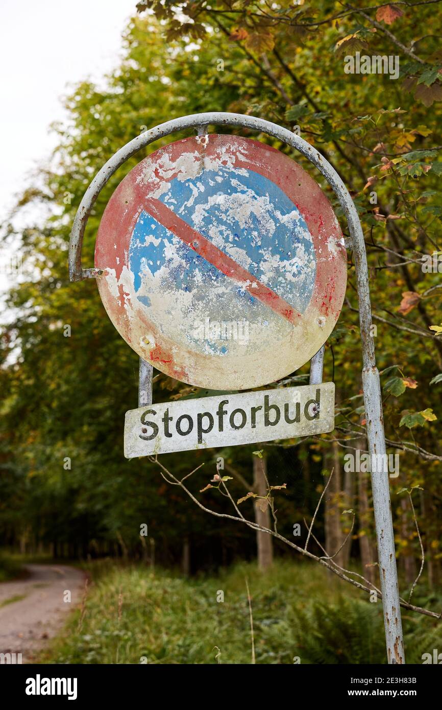 Altes, schmutziges 'Stopforbud'-Schild im Wald (dänisches 'No Waiting'-Schild) Stockfoto