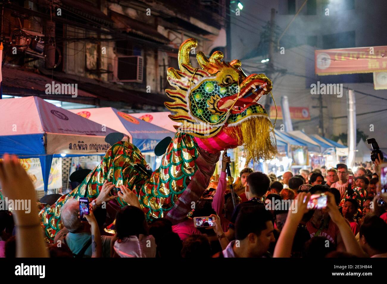 Eine Menge besucht einen Drachen Tanz während Lunar New Year Festival in Chinatown, Bangkok, Thailand. Stockfoto