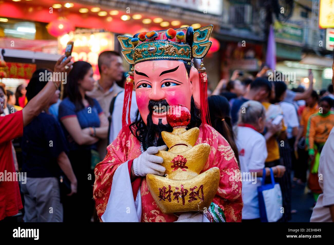 Eine Maske bei einer der Paraden während des chinesischen Neujahrsfestes in Bangkok. Thailand ist die Heimat der größten chinesischen Gemeinde in Südostasien. Stockfoto