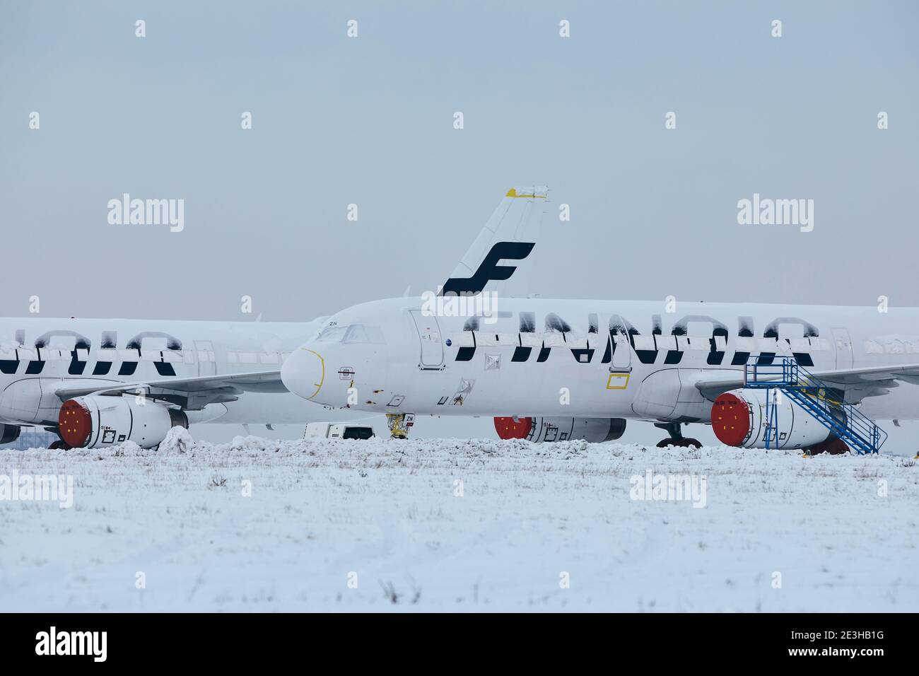 Prag, Tschechische Republik – 18. Januar 2021: Finnair-Flugzeuge wurden aufgrund der weltweiten Coronavirus-Krise am Prager Flughafen geerdet und gelagert. Stockfoto