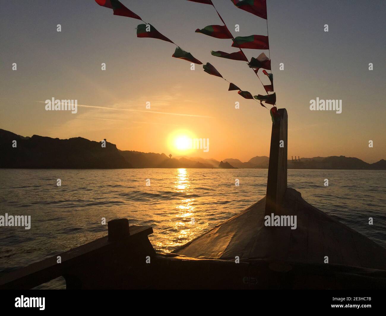 Bootstour bei Sonnenuntergang auf einer traditionellen Dhow, Muscat, Sultanat von Oman Stockfoto