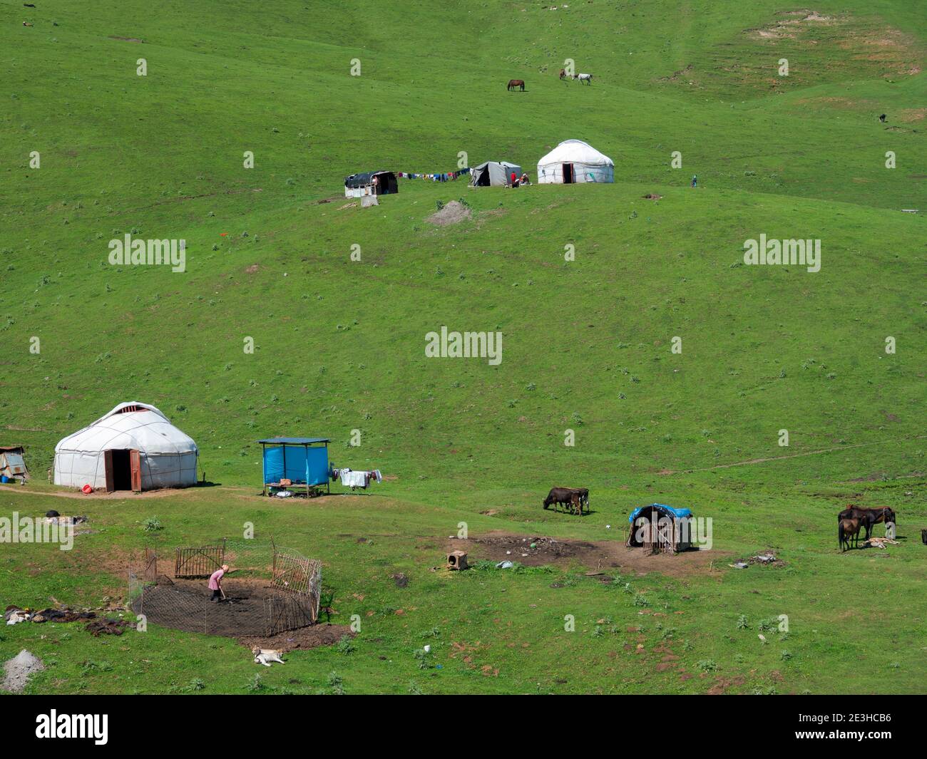 Tschyrtschyk Pass. Landschaft entlang des Pamir Highway. Die Bergkette Tian Shan oder Heavenly Mountains. Asien, Zentralasien, Kirgisistan Stockfoto