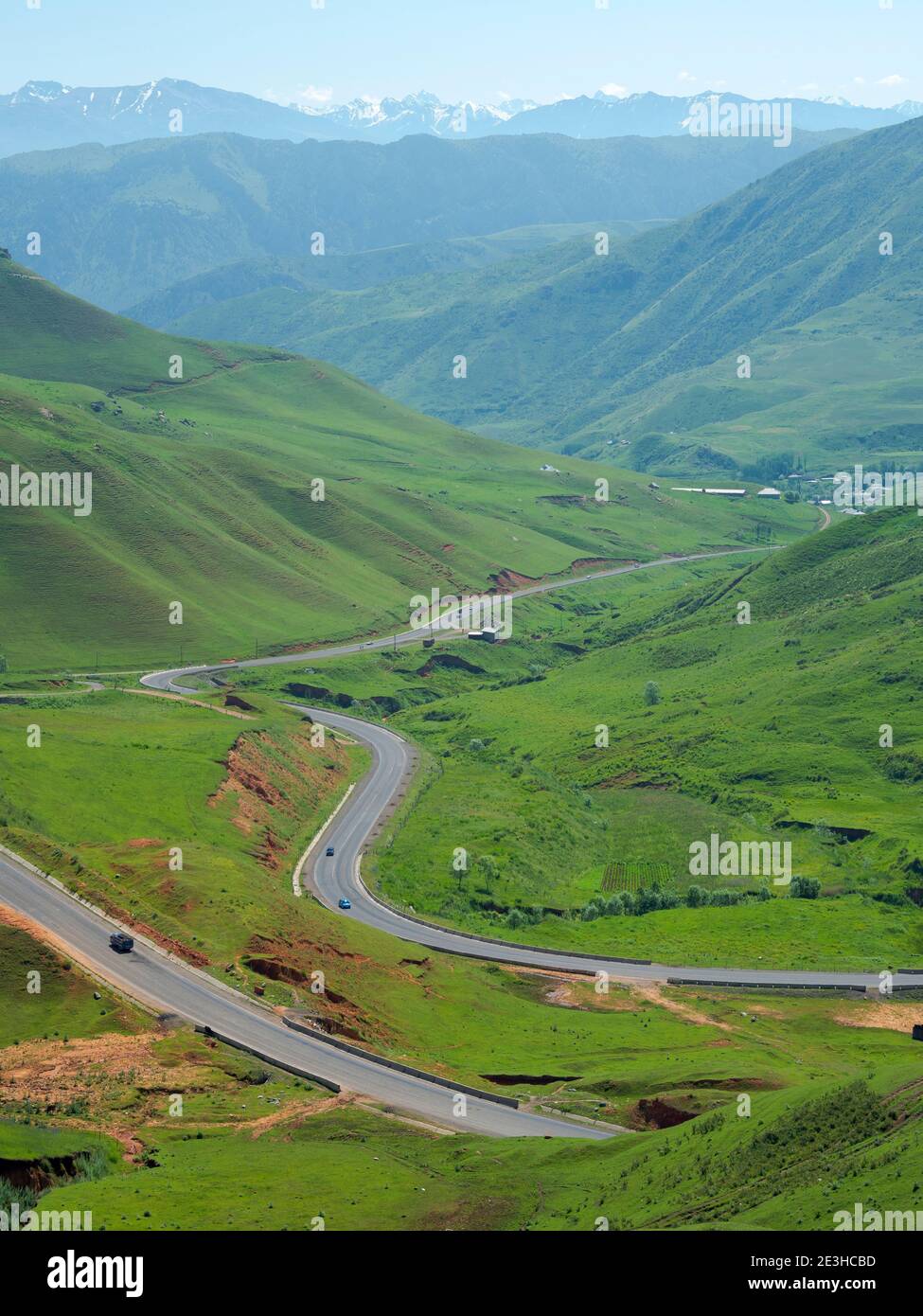 Tschyrtschyk Pass. Landschaft entlang des Pamir Highway. Die Bergkette Tian Shan oder Heavenly Mountains. Asien, Zentralasien, Kirgisistan Stockfoto