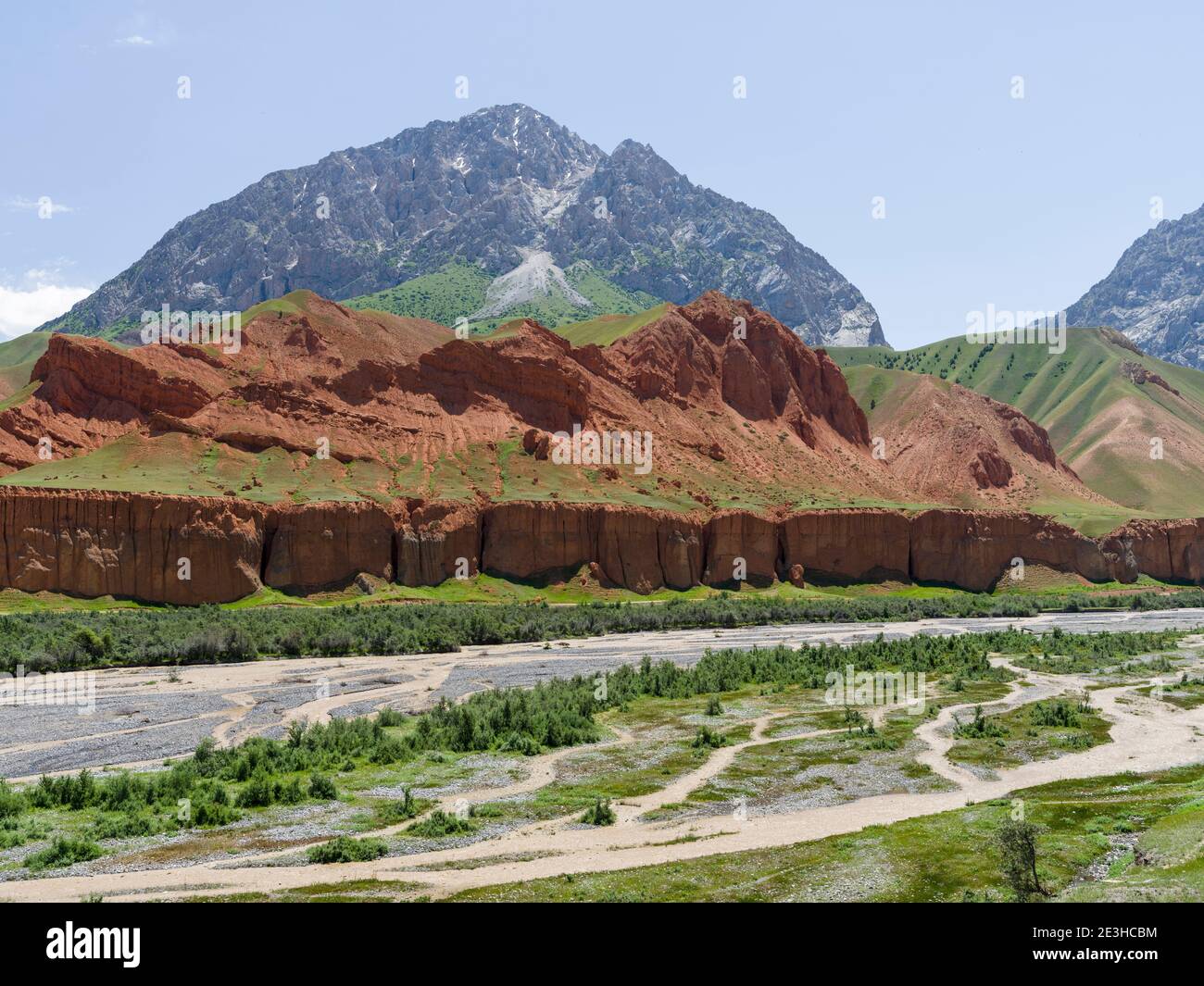 Landschaft entlang des Pamir Highway. Die Bergkette Tian Shan oder Heavenly Mountains. Asien, Zentralasien, Kirgisistan Stockfoto