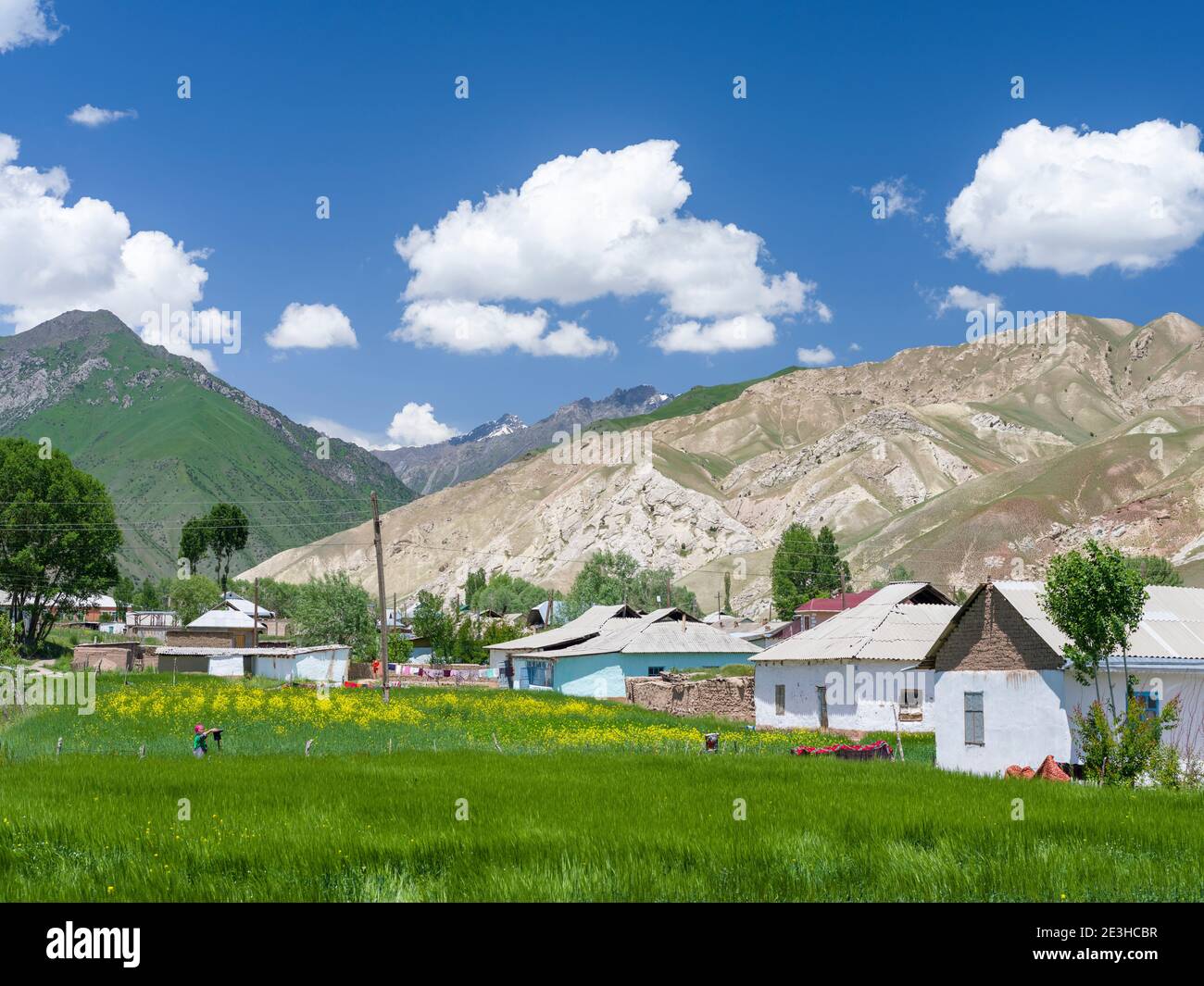 Dorf am Pamir Highway. Die Bergkette Tian Shan oder Heavenly Mountains. Asien, Zentralasien, Kirgisistan Stockfoto