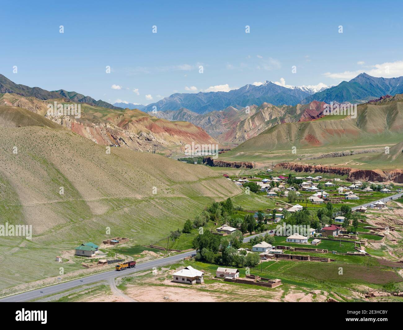 Dorf am Pamir Highway. Die Bergkette Tian Shan oder Heavenly Mountains. Asien, Zentralasien, Kirgisistan Stockfoto