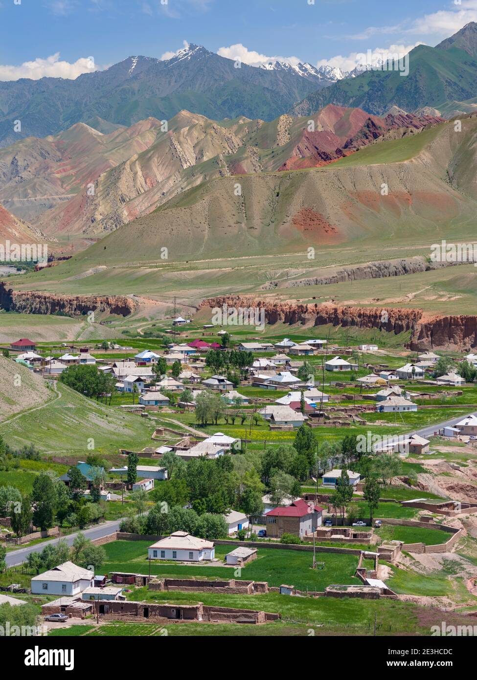 Dorf am Pamir Highway. Die Bergkette Tian Shan oder Heavenly Mountains. Asien, Zentralasien, Kirgisistan Stockfoto