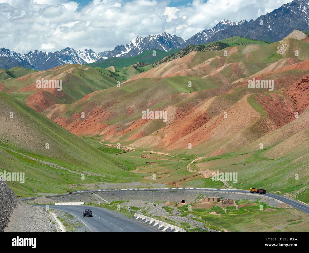 Landschaft entlang des Pamir Highway. Die Bergkette Tian Shan oder Heavenly Mountains. Asien, Zentralasien, Kirgisistan Stockfoto