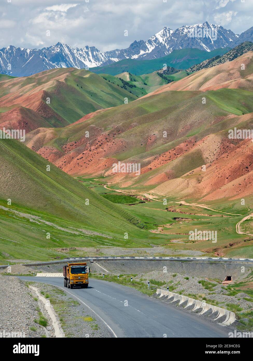 Landschaft entlang des Pamir Highway. Die Bergkette Tian Shan oder Heavenly Mountains. Asien, Zentralasien, Kirgisistan Stockfoto