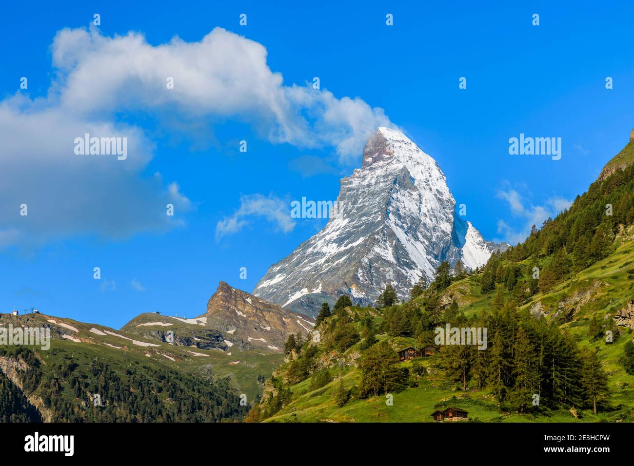 Weiße Wolken bilden sich über dem ikonischen Matterhorn-Berg, von Zermatt aus gesehen, Wallis, Schweiz Stockfoto