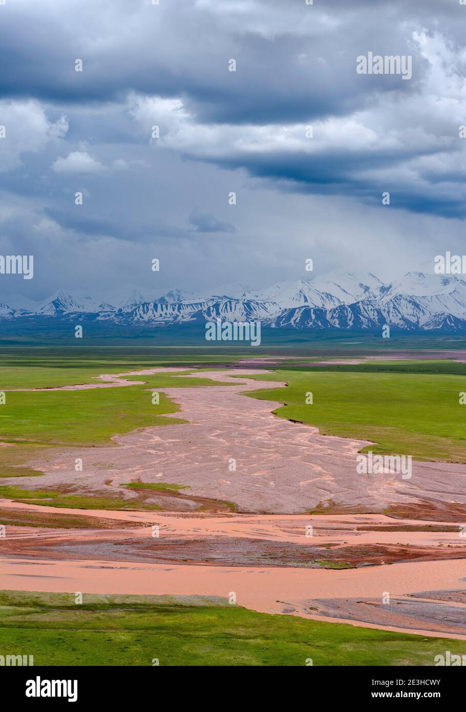 ALAJ Tal und die Trans - Alay Bergkette im Pamir Gebirge. Asien, Zentralasien, Kirgisistan Stockfoto