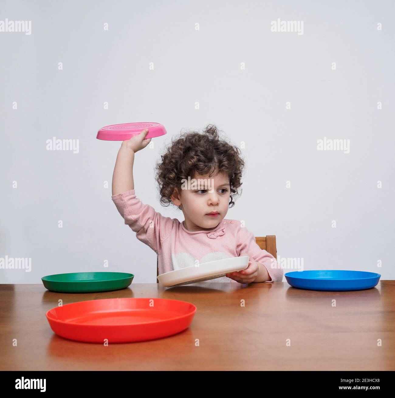 Spielzeug plastikbecher -Fotos und -Bildmaterial in hoher Auflösung – Alamy