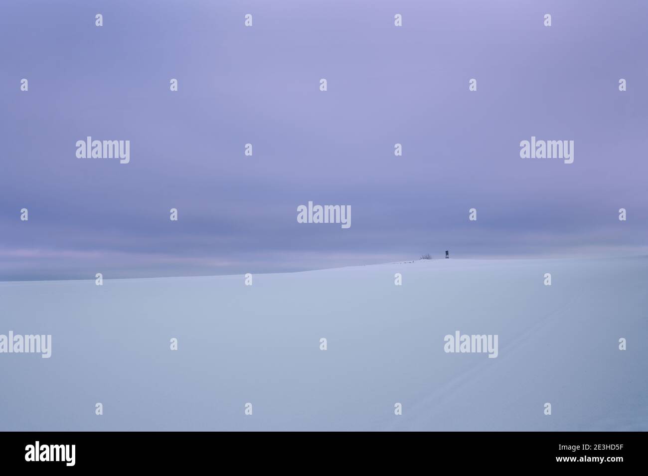 Panoramablick auf eine Winterlandschaft gegen Wolkenhimmel Stockfoto
