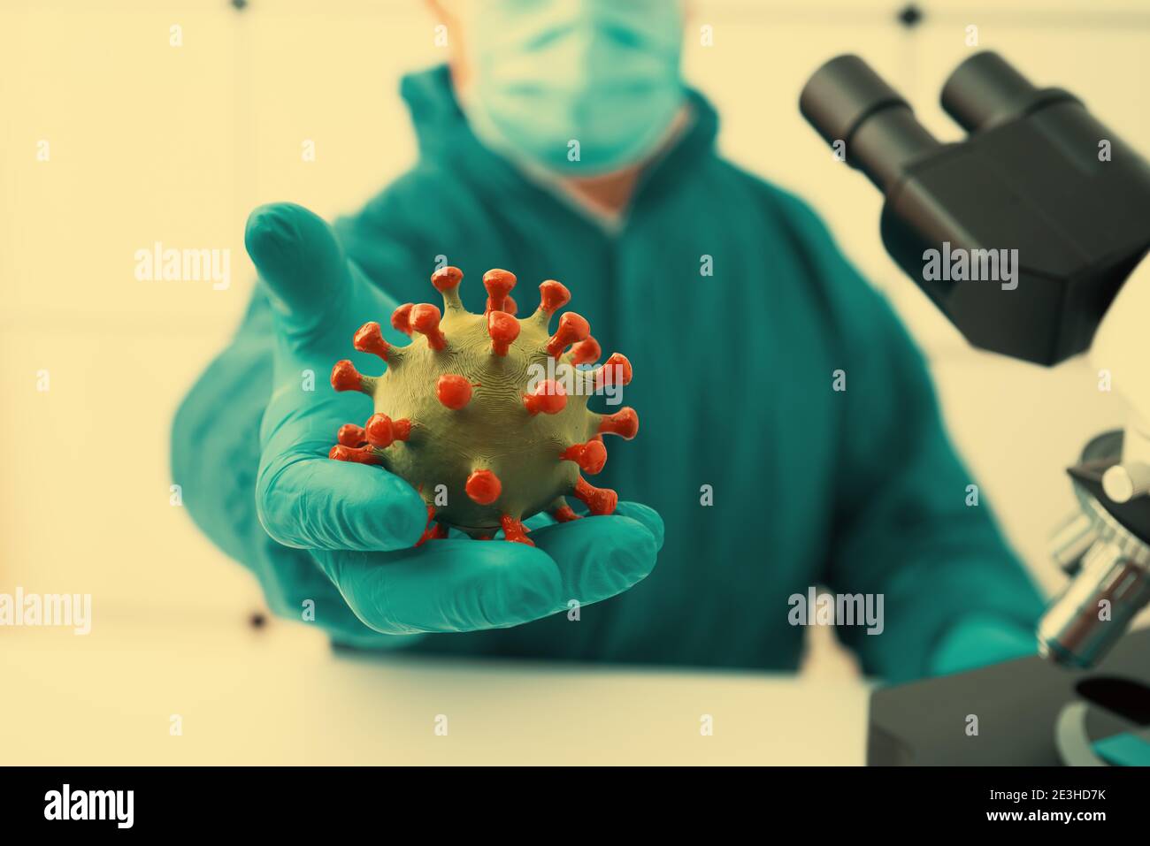 Coronavirus in der Hand des Arztes. Virales Infektionskonzept. Wissenschaftler, der ein Coronavirus in einem Forschungslabor hält Stockfoto