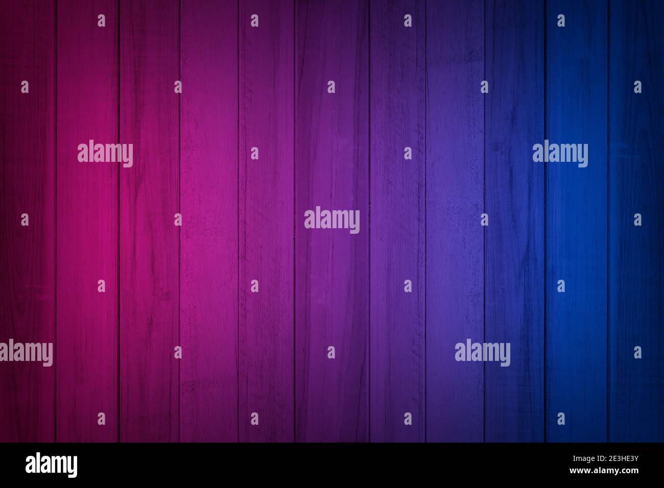 Neonlicht auf Holz Wand Textur Hintergrund. Leuchteffekt rot und blau Neon Hintergründe. Stockfoto