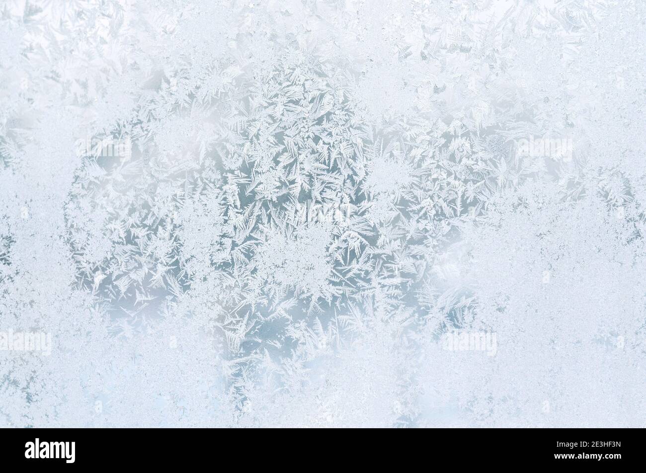 Hellblauer Frosthintergrund, Winter Textur Nahaufnahme Stockfoto