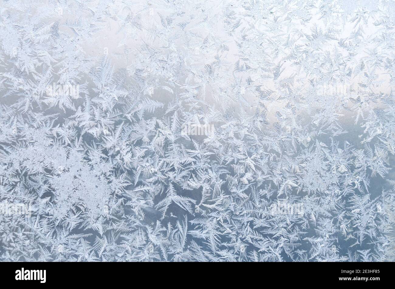 Kalte Frostmuster auf Fensterglas. Winterstruktur Stockfoto
