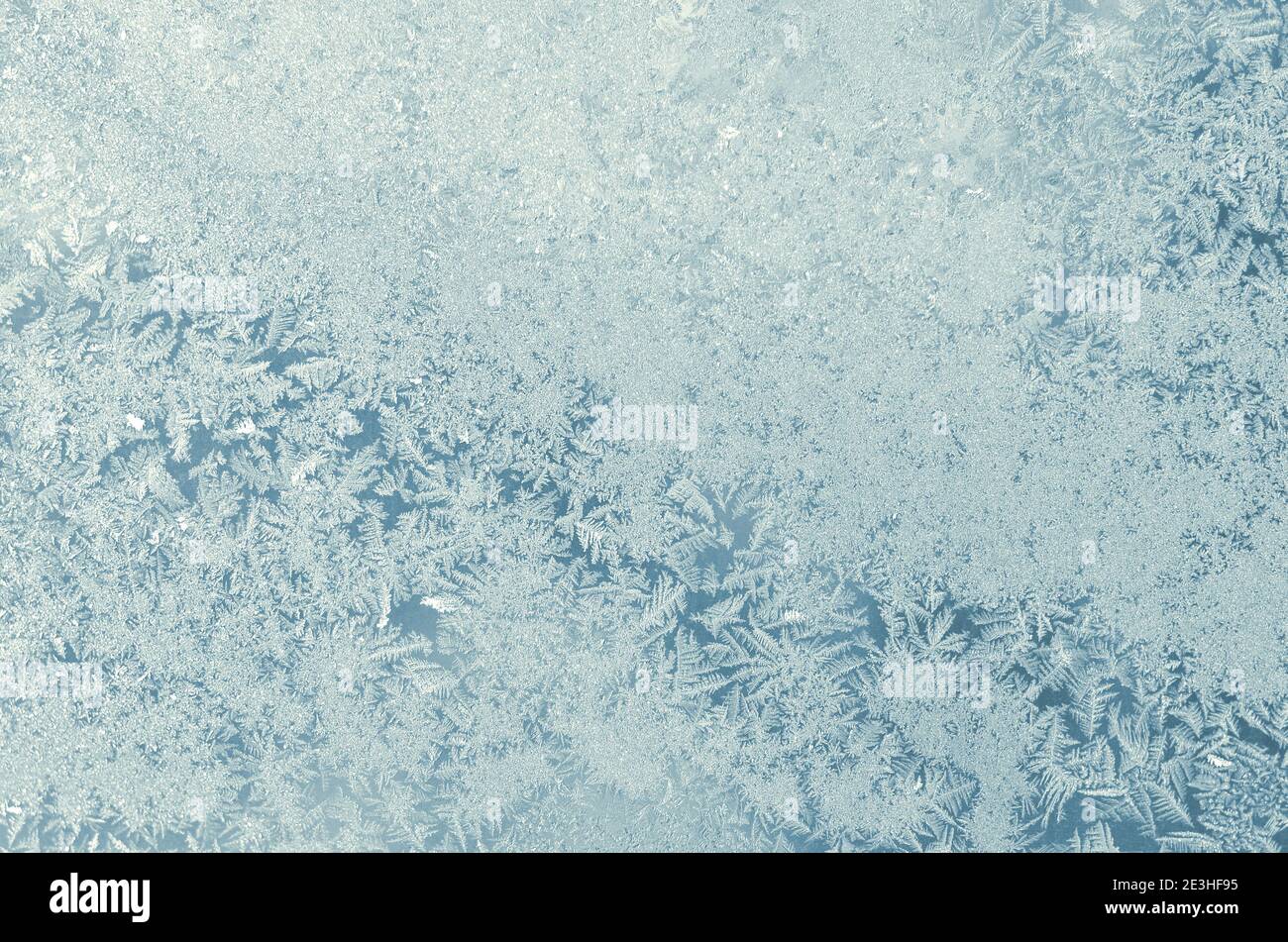 Frostige Muster auf dem Fensterglas in der Wintersaison Als Hintergrund Stockfoto