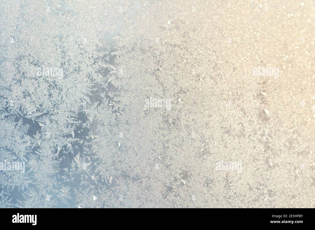 Hellblaue Frostmuster auf dem Glas als Hintergrund, selektiver Fokus. Stockfoto