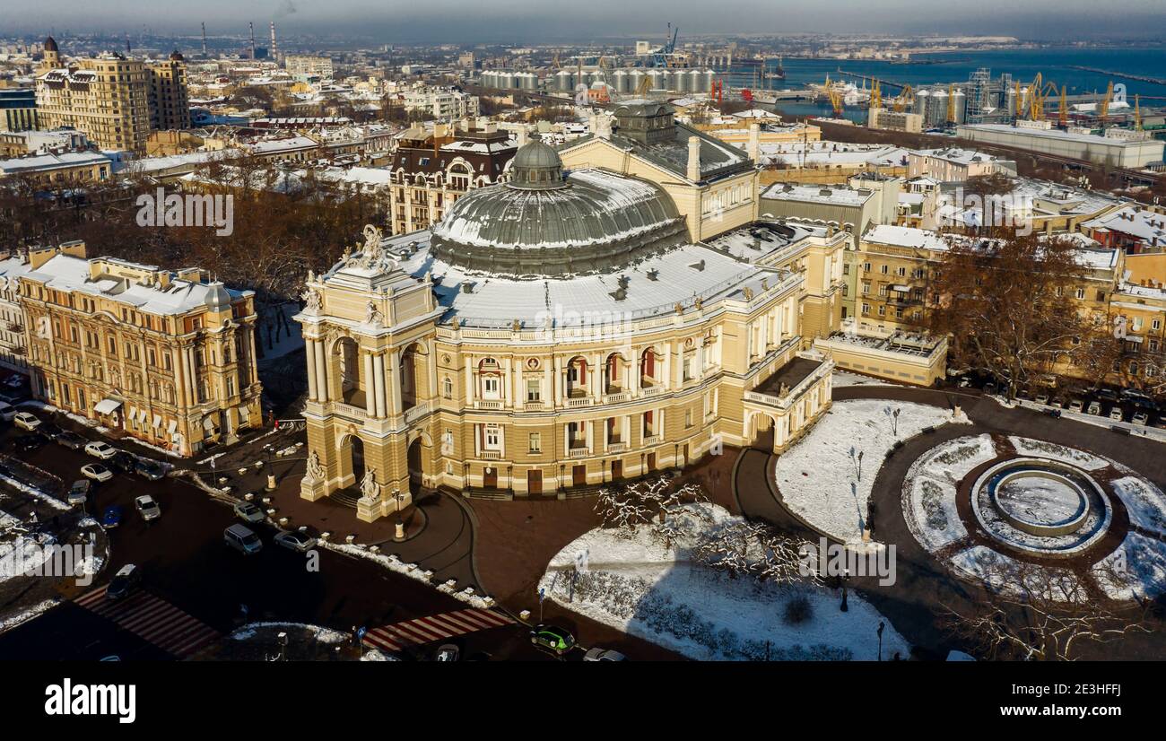 Spektakuläres Panorama mit Oper und Ballett Theater von Odessa Ukraine. Drohnenaufnahmen, Winterzeit und sonniger Tag Stockfoto