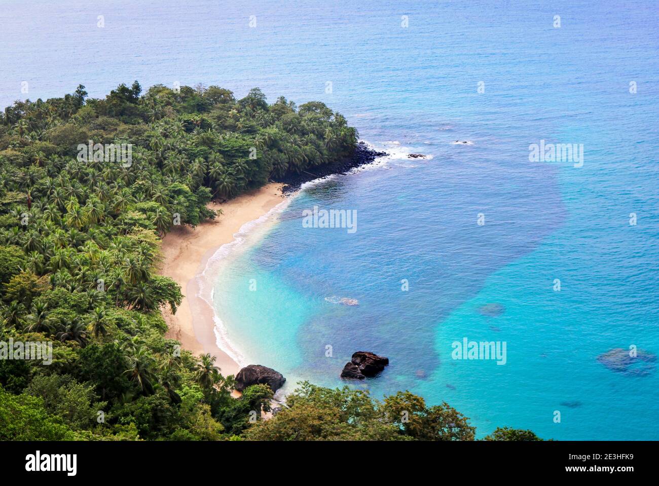 Blick auf den wunderschönen tropischen Banana Beach, umgeben von üppigem Dschungel Und türkisfarbenes Meer auf der afrikanischen Insel Príncipe Stockfoto