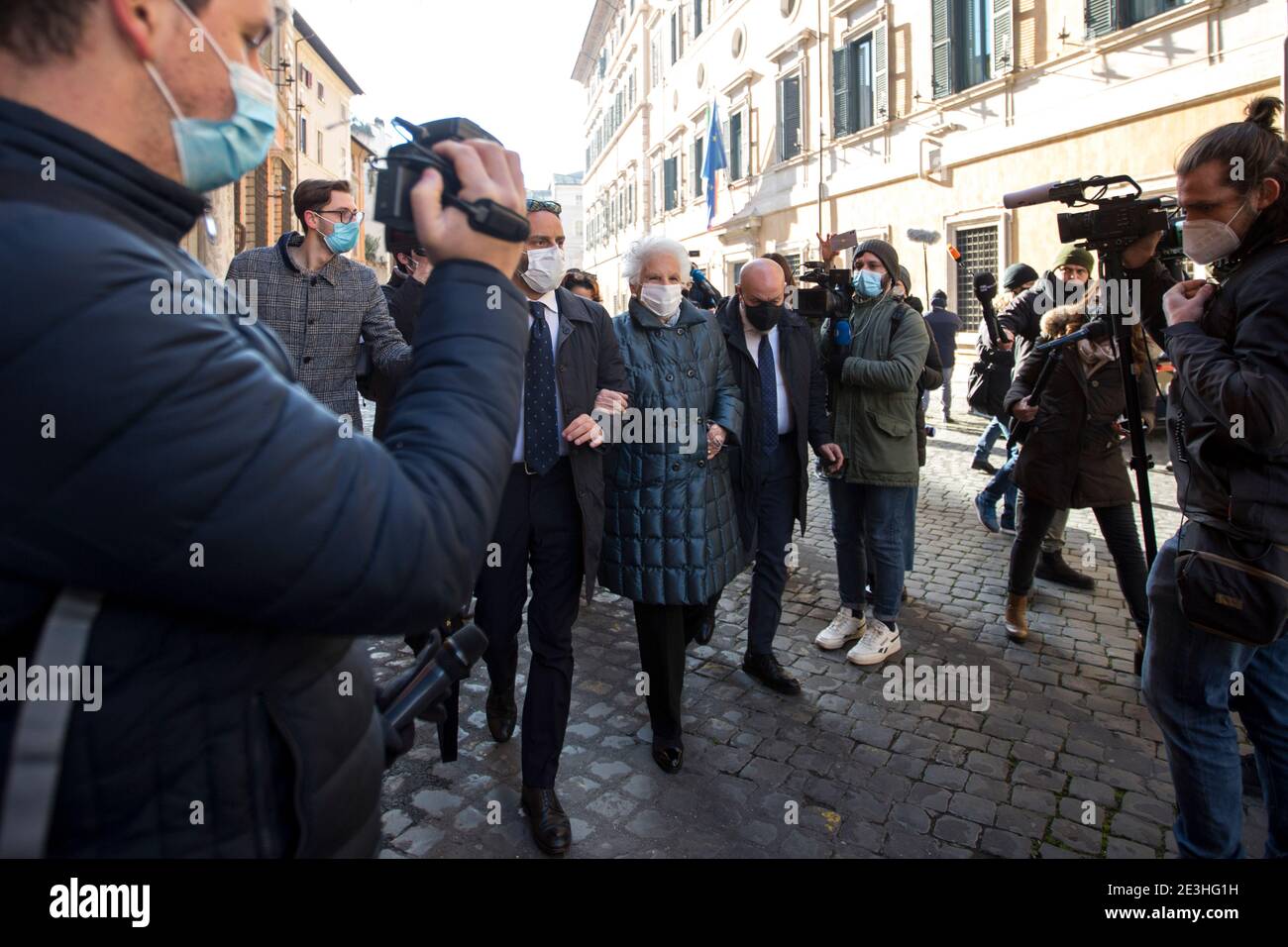 Rom, Italien. Januar 2021. Liliana Segre. Rom, 19/01/2021. Italienische Parlamentsabgeordnete außerhalb des römischen Senats, während der italienische Ministerpräsident Giuseppe Conte die Kammer um ein Vertrauensvotum bittet, um die italienische Regierung nach dem Abtreten der beiden Kabinettsminister der winzigen Partei Italia Viva (Italien am Leben) zu retten, angeführt vom ehemaligen italienischen Premierminister Matteo Renzi. Kredit: LSF Foto/Alamy Live Nachrichten Stockfoto