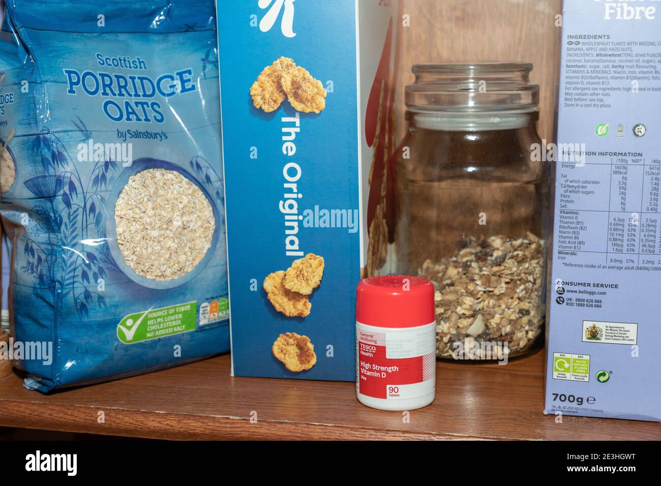 Eine Reihe Frühstückscerealien plus eine Flasche Vitamin D Pillen auf einem Regal in einer heimischen Küche in Oldham, Großbritannien. Stockfoto