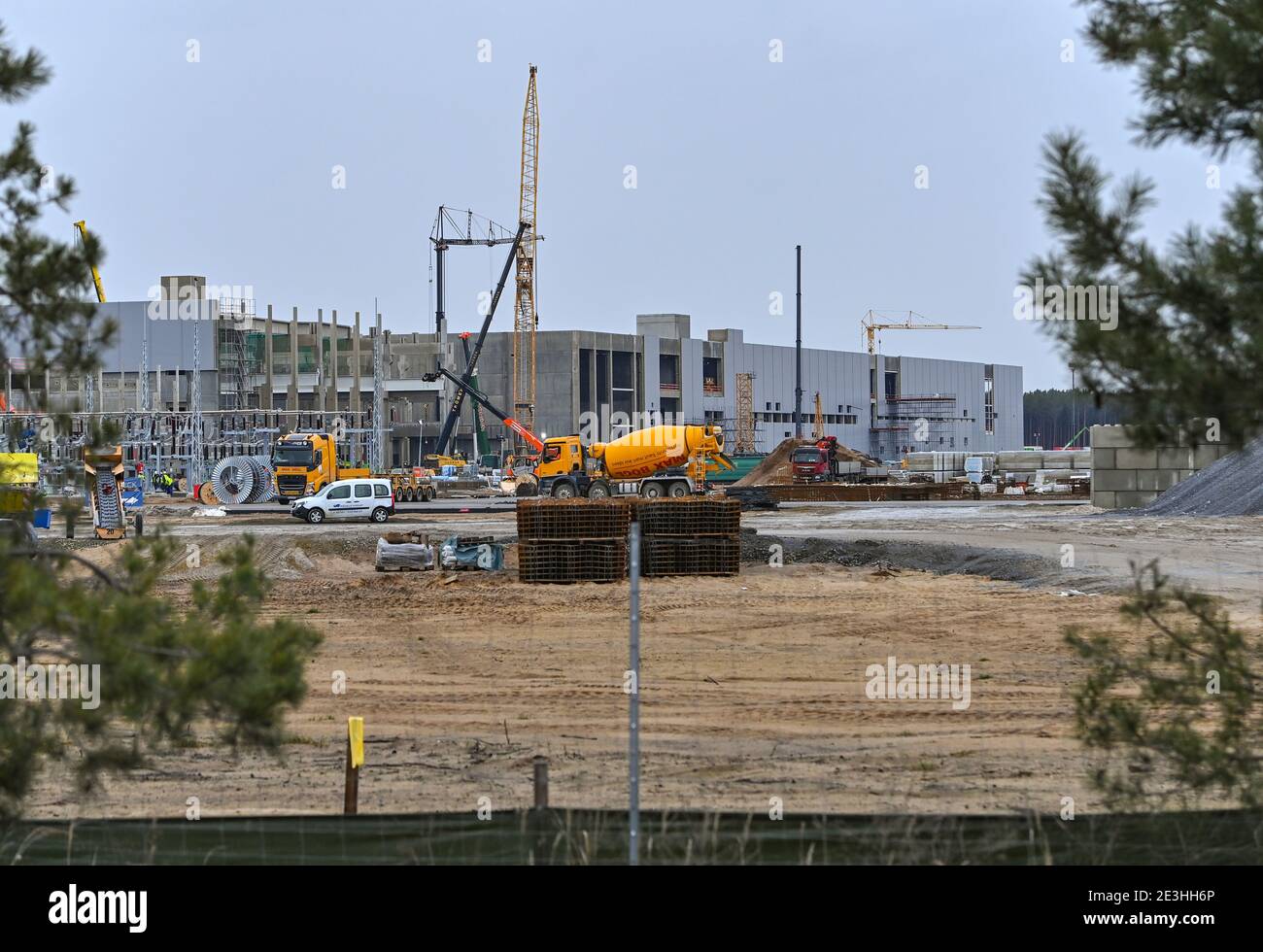 19. Januar 2021, Brandenburg, Grünheide: Die Baustelle des Tesla Gigafactory östlich von Berlin. Der US-amerikanische Elektroauto-Hersteller Tesla will im Juli 2021 in Grünheide die Produktion starten. Foto: Patrick Pleul/dpa-Zentralbild/dpa Stockfoto