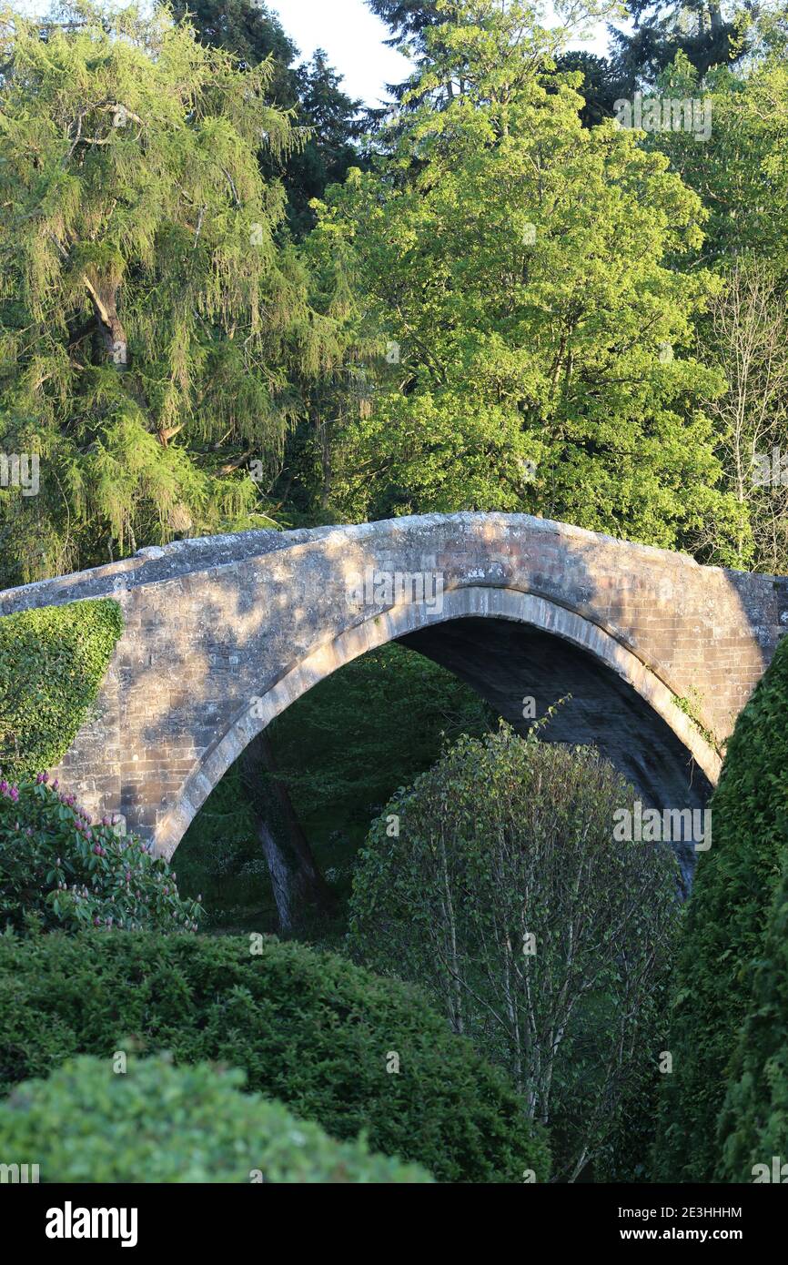 Alloway, Ayrshire, Schottland, UK, auf dem Hügel vom Auld Kirk und fast gegenüber dem unteren Eingang zum Burns Monument Garten befindet sich die spätmittelalterliche Brücke über den Fluss Doon, die von Burns als Brig O' Doon verewigt wurde. Gebaut irgendwann um 1460. Sie hat eine Spannweite von 72 Fuß, groß für eine Einbogenbrücke des 15. Jahrhunderts, und einen Aufstieg von 26 Fuß.die frühesten zeitgenössischen Aufzeichnungen der Brücke stammen aus dem Jahr 1512, und sie war anscheinend bis 1593 ruinös. In dem Gedicht Tam O' Shanter flieht Tam um sein Leben über die Brücke, verfolgt von Hexen. Stockfoto