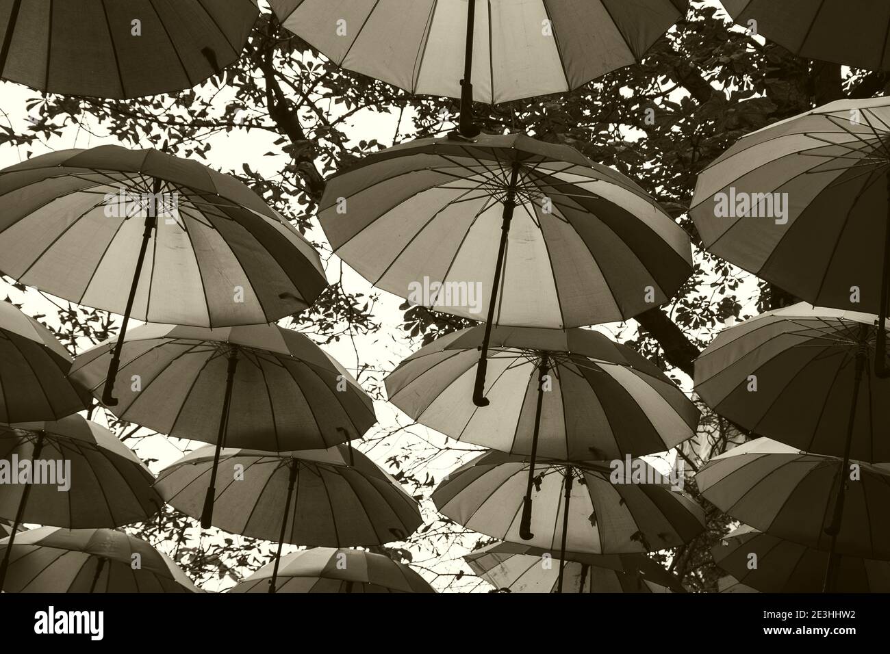 Hängender Regenschirm in der Pariser Straße. Paris, Frankreich.  Nahaufnahme. Herbsturlaub Konzept. Vintage Nostalgie Hintergrund.  Sepia-Foto Stockfotografie - Alamy