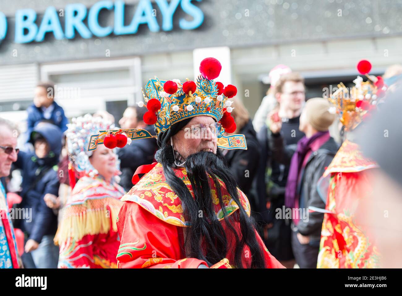 Teilnehmer in traditionellen Kostümen nehmen an der chinesischen Neujahrsfeier des Jahres der Schafe Teil. London Februar 2015. Stockfoto