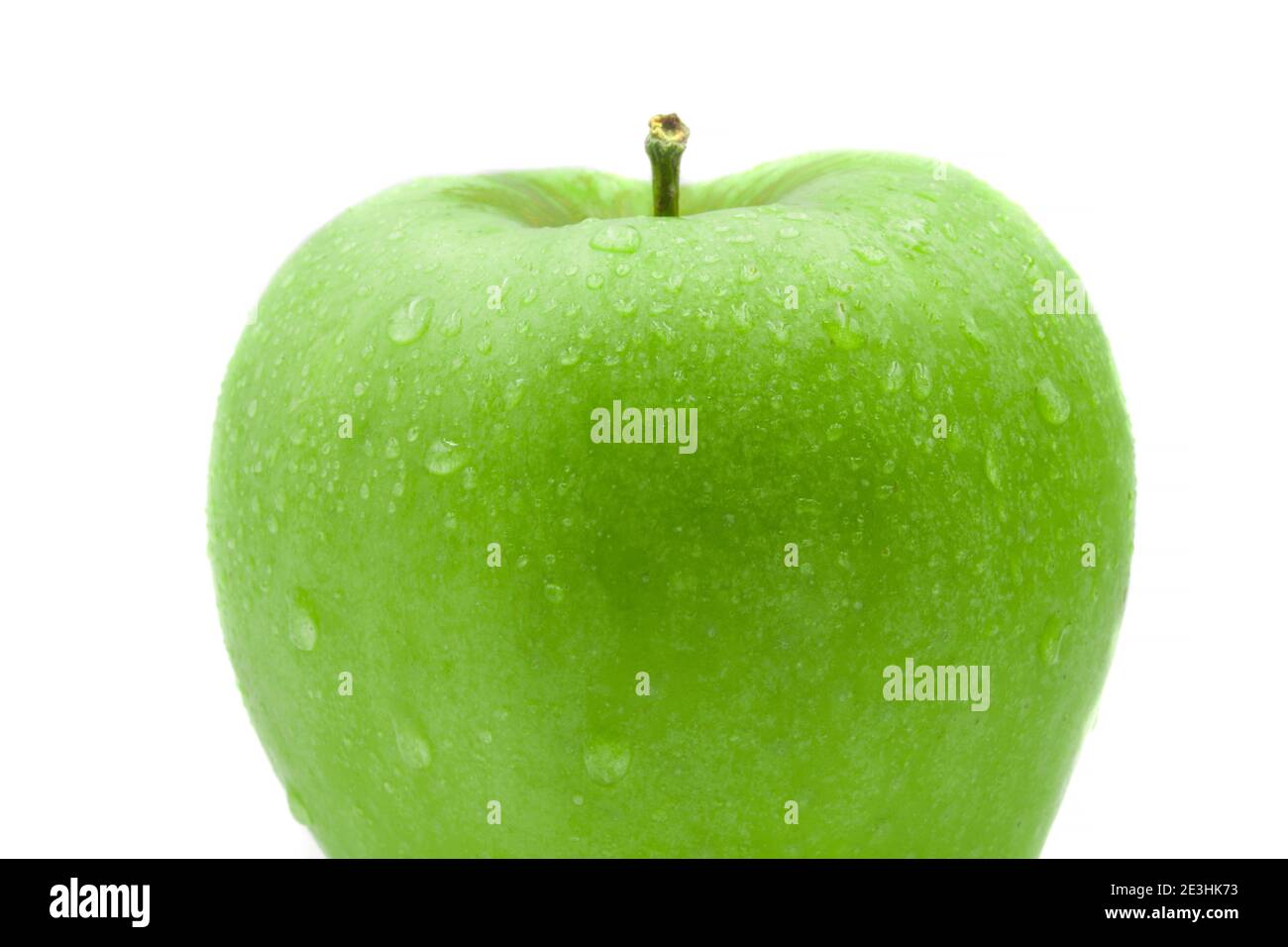 Grüner Apfel mit Wassertropfen isoliert auf weiß Stockfoto
