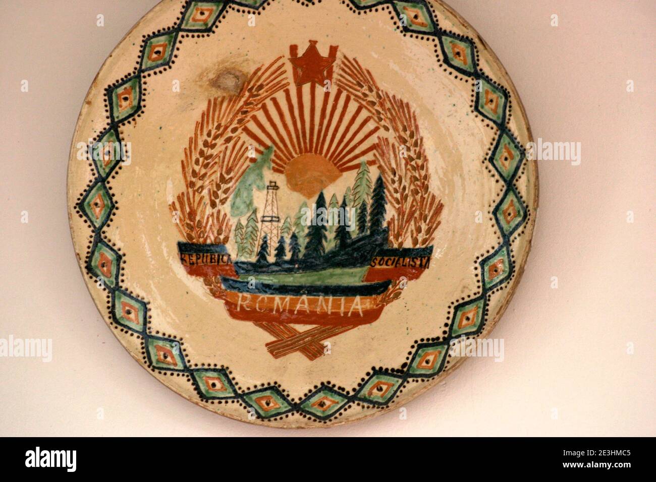 Traditionelle rumänische Keramikplatte mit einem Design des Mantels Der Waffen der Sozialistischen Republik Rumänien Stockfoto