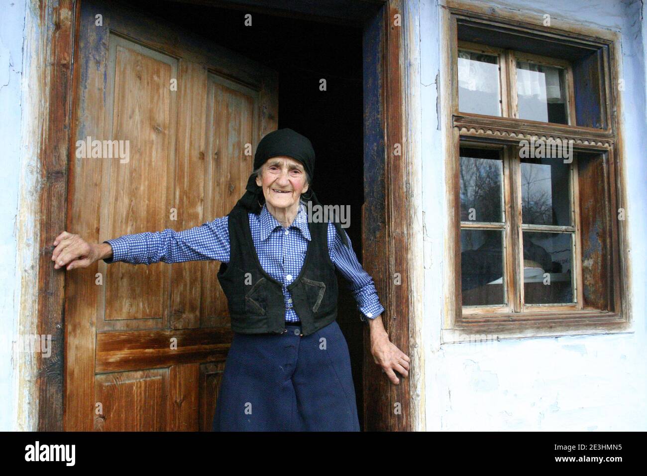 Ältere Frau in Brasov County, Rumänien Stockfoto