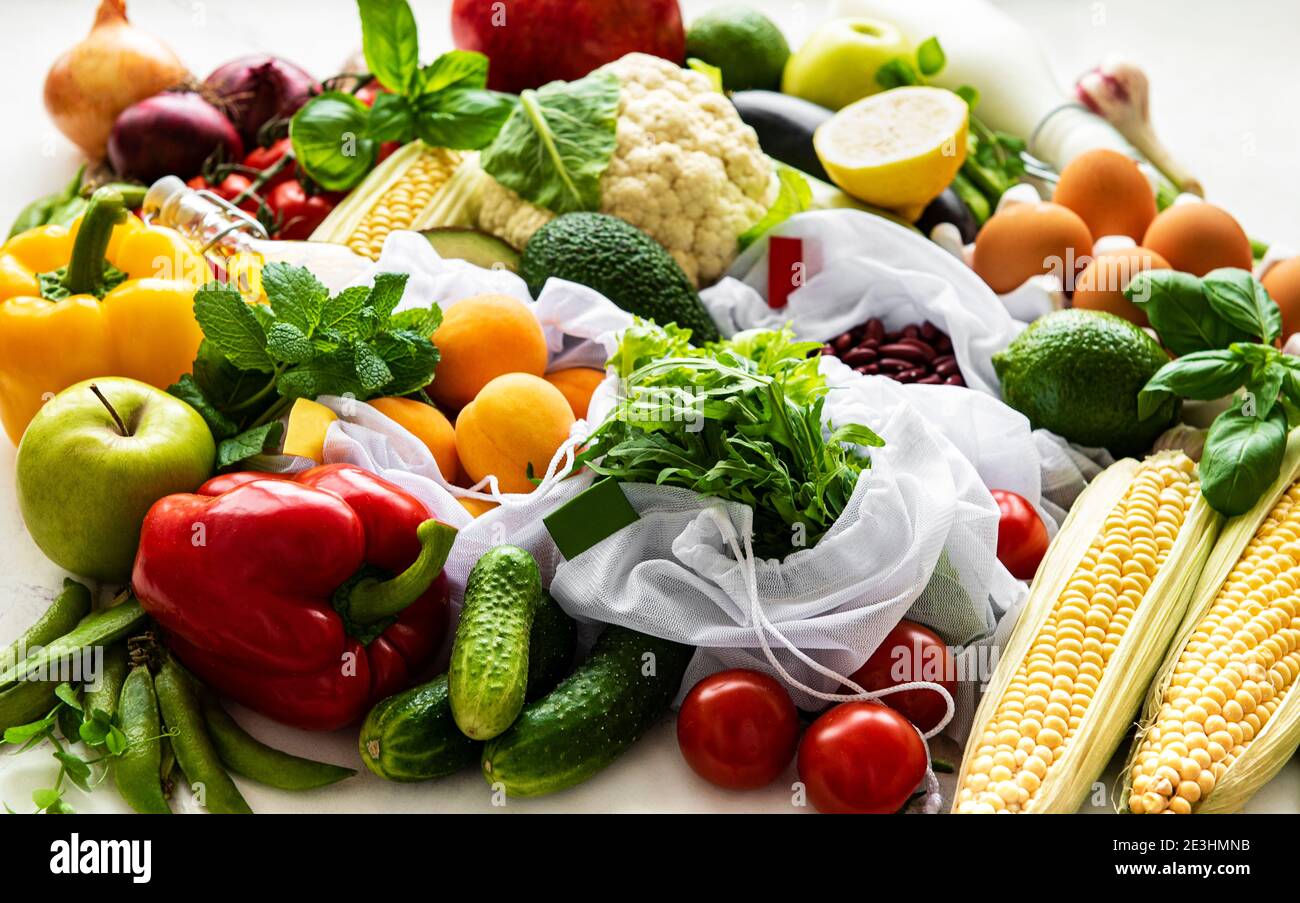 Flat Lay mit gesunden vegetarischen Mahlzeit Zutaten. Rohkost-Konzept. Eine Vielzahl von Bio-Obst und Gemüse. Stockfoto