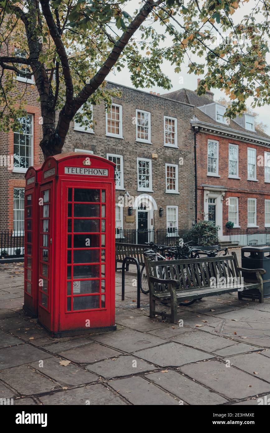 London, Großbritannien - 10. Oktober 2020: Rote Telefonzellen auf Richmond Green in Richmond. Rote Telefonzellen können in aktuellen oder ehemaligen britischen Kolonien aroun gefunden werden Stockfoto
