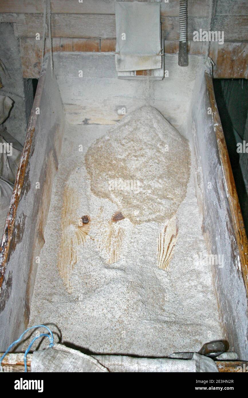 Mahlen von Weizen zu Mehl an einer alten traditionellen Mühle in Rumänien Stockfoto