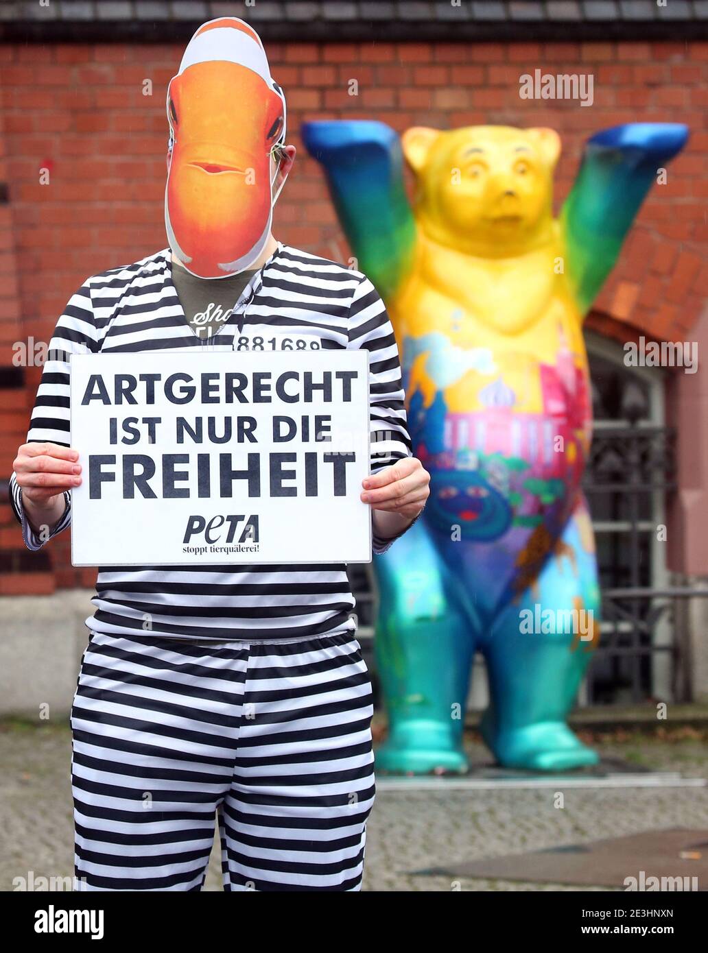 Berlin, Deutschland. Januar 2021. Ein Aktivist der Tischschutzorganisation PETA nimmt an einer Protestaktion gegen das geplante Meerwasseraquarium 'Coral World' in der Rummelsburger Bucht mit einer Fischmaske vor dem Rathaus im Stadtteil Lichtenberg Teil. Quelle: Wolfgang Kumm/dpa/Alamy Live News Stockfoto