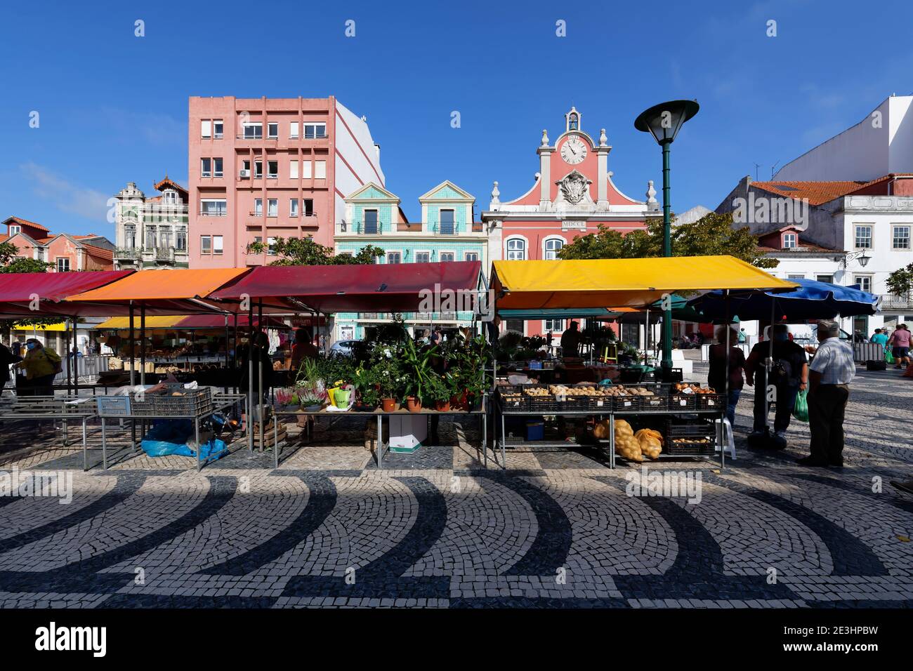 Obst- und Gemüsestände auf dem täglichen Bauernmarkt, ehemaliges Rathaus dahinter, Platz der Republik, Caldas da Rainha, Estremadura, Portugal Stockfoto