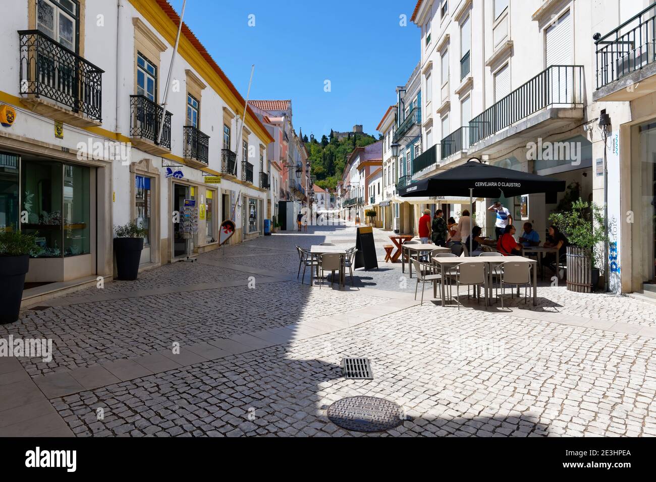 Straße im Stadtzentrum, Tomar, Santarem Bezirk, Portugal Stockfoto