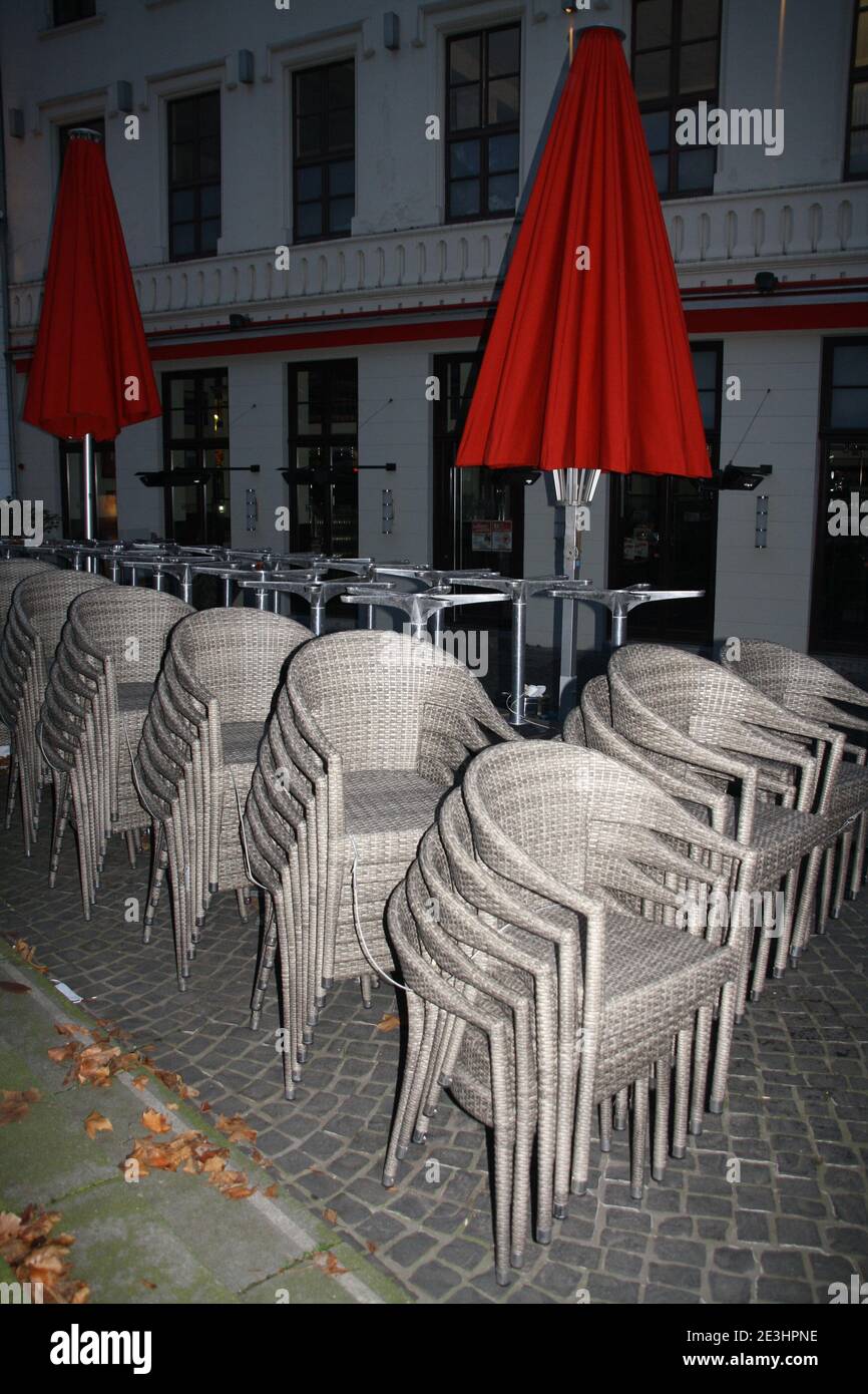 Gestapelte Stühle, geschlossene Restaurants, Stadt Bonn, Deutschland Stockfoto