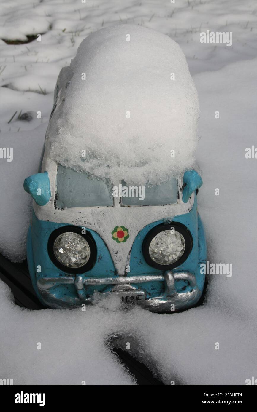 Schneebedeckter türkisfarbener Bus Stockfoto