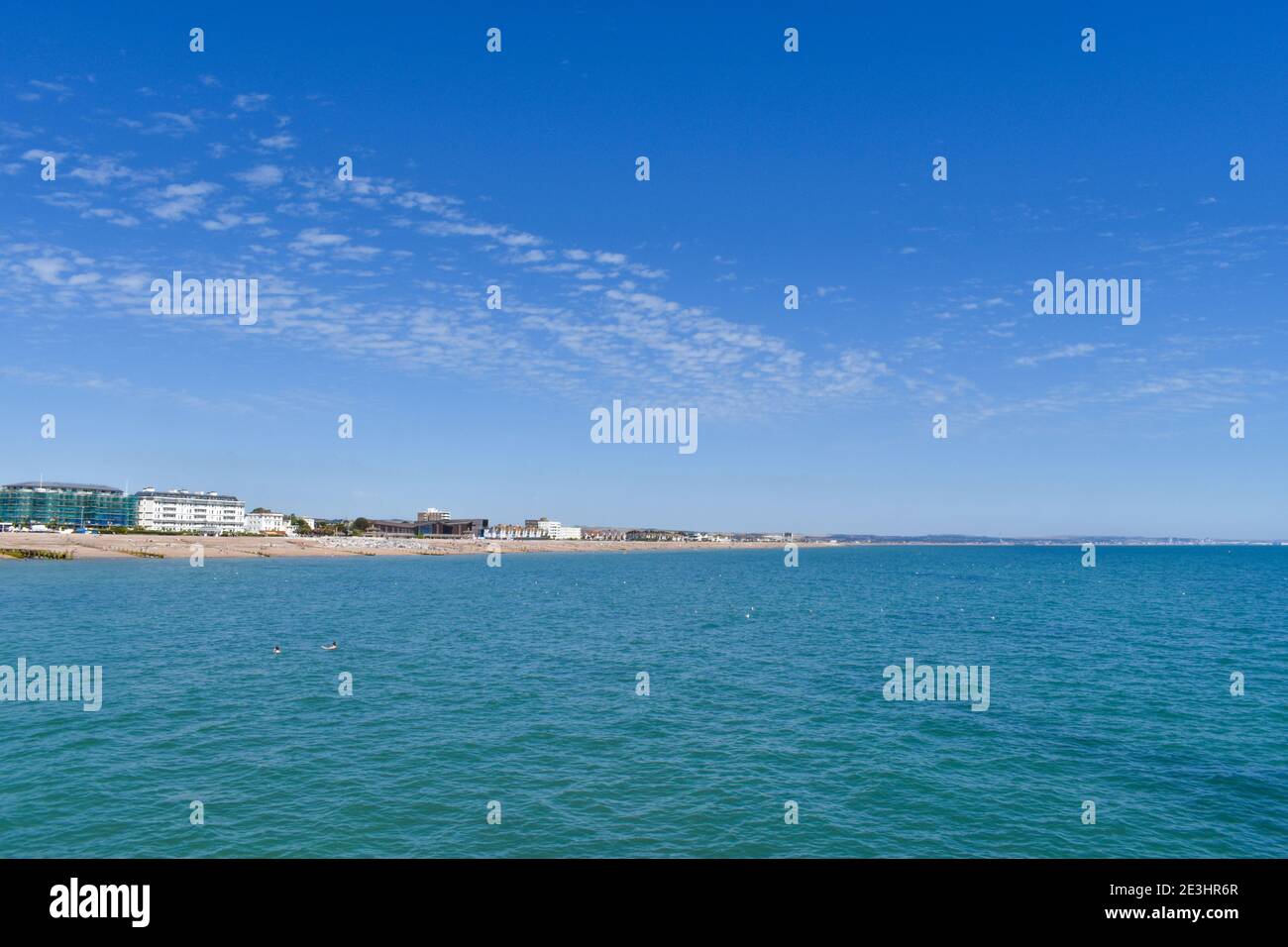 Blick auf Worthing Beach vom Worthing Pier, Großbritannien Stockfoto