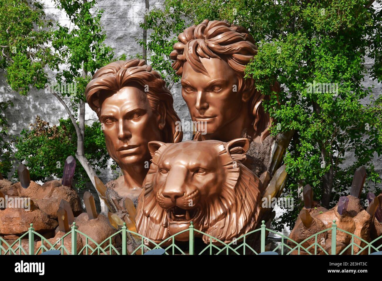 Las Vegas NV USA 10-2-18 Zwischen dem Mirage und Treasure Island Hotel befindet sich diese gigantische Statue mit den Köpfen der Zauberer Siegfried, Roy und einem Löwen Stockfoto