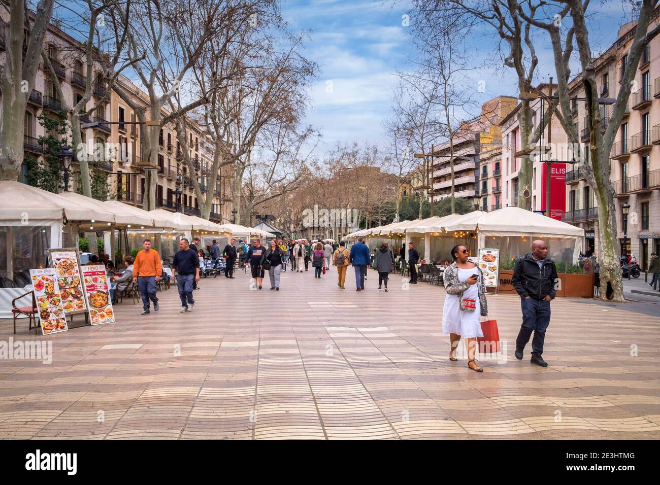 4. März 2020: Barcelona, Spanien - La Rambla, eine Fußgängerzone mit Cafés, Marktständen und Unterhaltungsmöglichkeiten, ein Mekka für Besucher von Barcelona, Cata Stockfoto