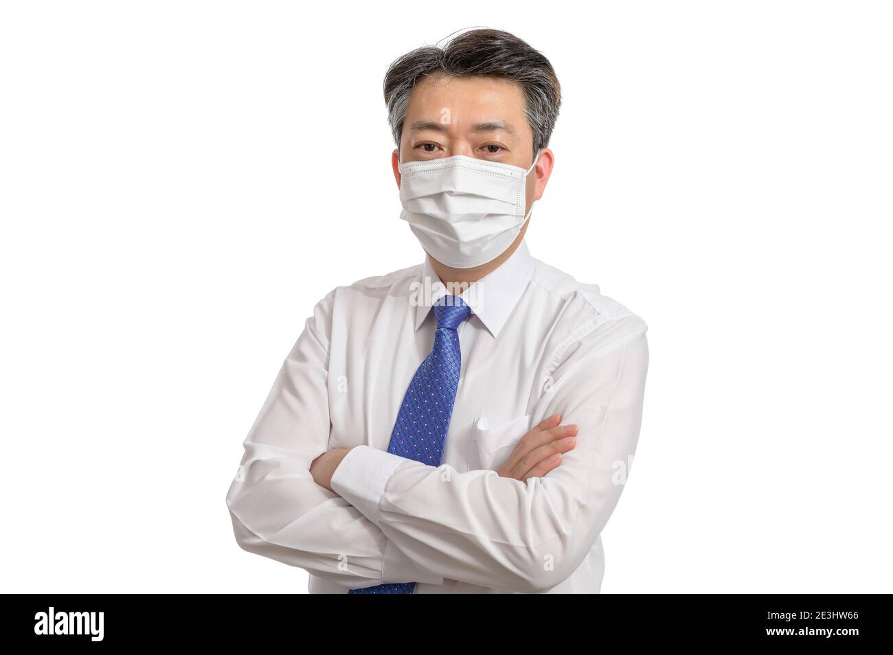 Porträt eines asiatischen Geschäftsmannes mittleren Alters mit weißer Gesichtsmaske. Weißer Hintergrund. Covid19, Gesundheit und Geschäftskonzepte. Stockfoto