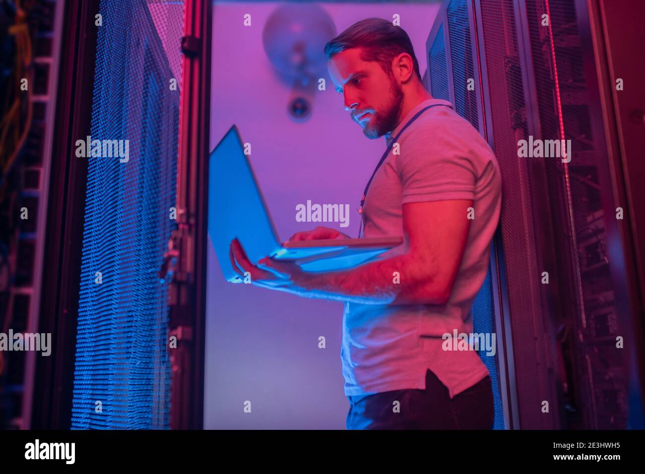 Software-Spezialist mit Laptop im Serviceraum Stockfoto