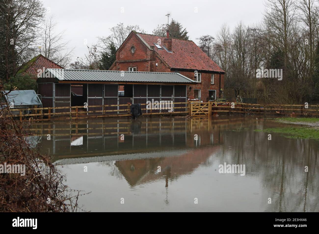 Hochwasser in der Nähe eines Grundstücks in Buttercrambe als Sturm Christoph wird weit verbreitete Überschwemmungen, Stürme und Schnee in Teile des Vereinigten Königreichs bringen. Es wird erwartet, dass am Dienstag in Großbritannien heftiger Regen über Nacht eintreffen wird, wobei das Met Office warnt, dass Häuser und Unternehmen überschwemmt werden und Schäden an einigen Gebäuden verursachen. Bilddatum: Dienstag, 19. Januar 2021. Stockfoto